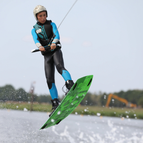 Wakeboardåkaren Kick de Heer når nya höjder med Cibdols sponsorskap